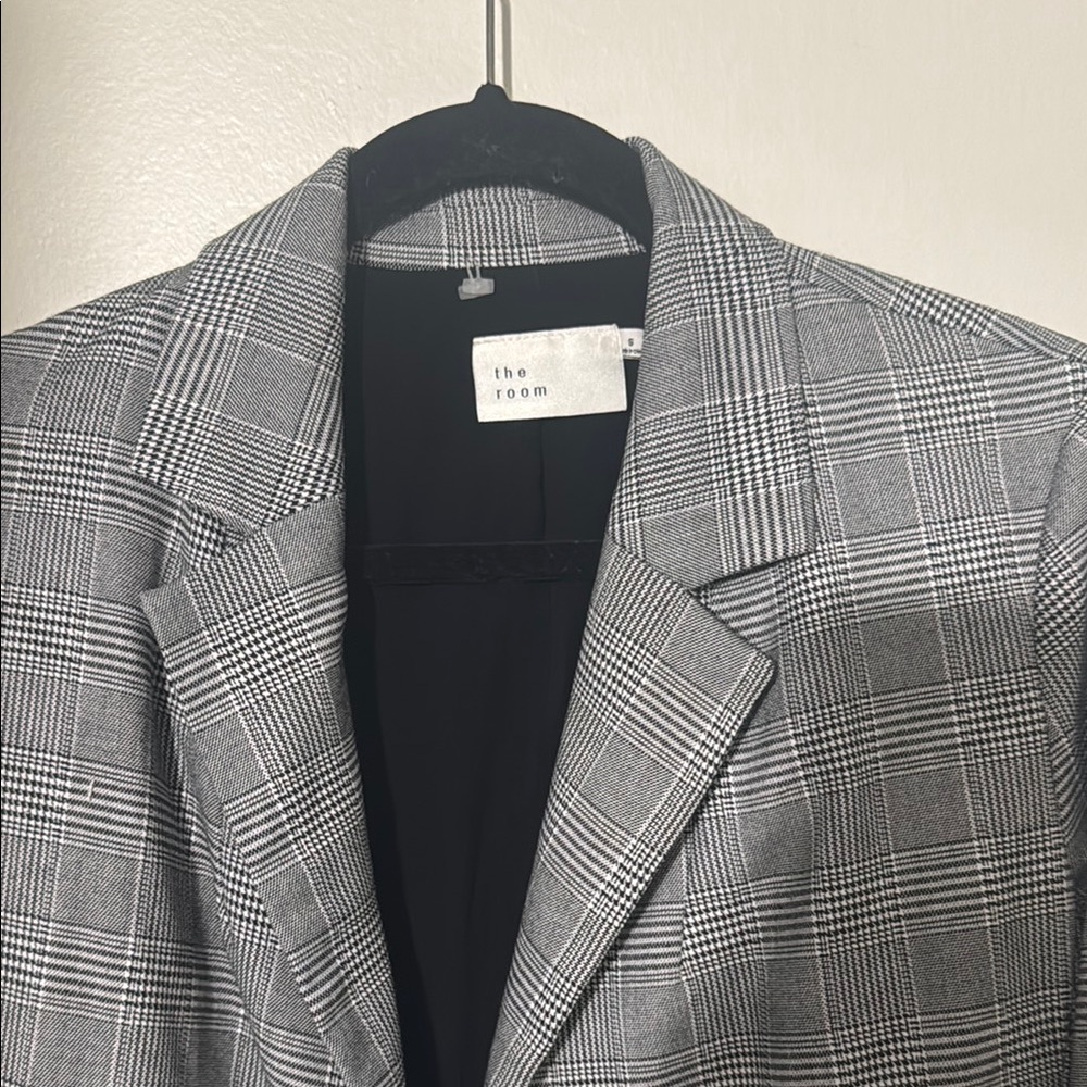 Gray Blazer with Modern Plaid Design - Picture 2 of 3